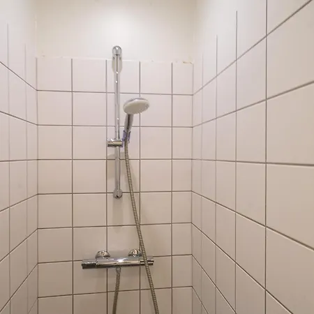 Apartman Refurbished 2-br Close To The Airport - 144