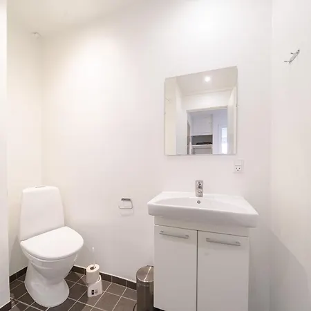 Refurbished 2-bed Close To Metro And Airport *