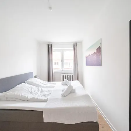 Refurbished 2-bed Close To Metro And Airport