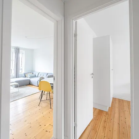 Refurbished 2-bed Close To Metro And Airport Apartment *